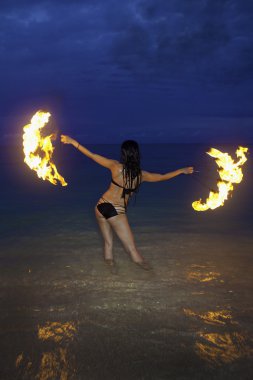 Yangın gece sahilde bir kadınla