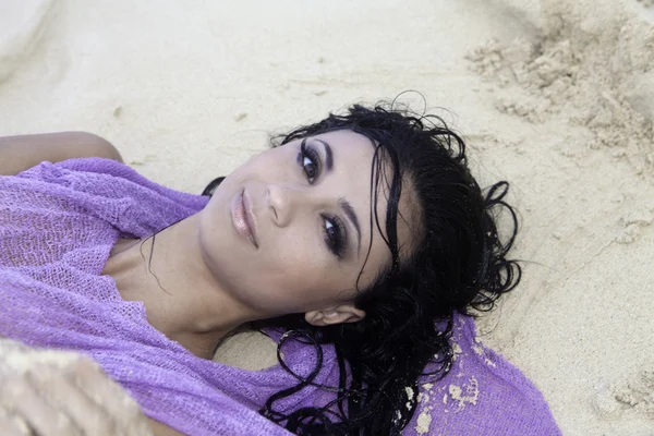 Vacker flicka i skymningen på stranden — Stockfoto