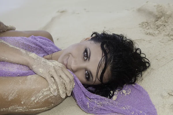 해변에서 황혼에 아름 다운 소녀 — 스톡 사진