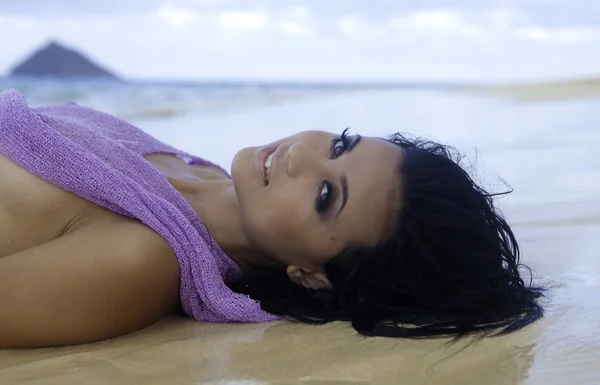 Bella ragazza al tramonto sulla spiaggia — Foto Stock