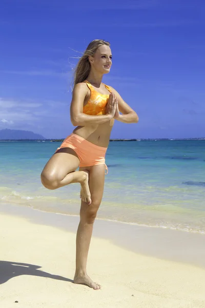 Ragazza bionda in bikini che fa yoga in spiaggia — Foto Stock