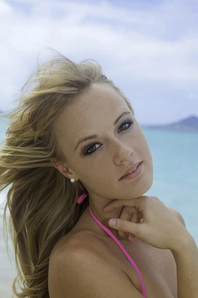 Portret van blond meisje op het strand — Stockfoto