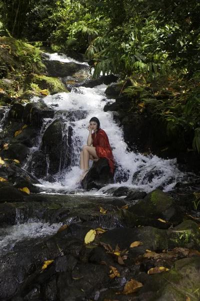 Chica en una cascada — Foto de Stock