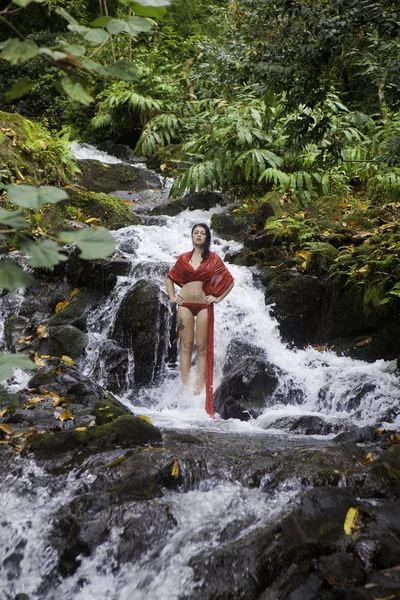 Flicka i ett vattenfall — Stockfoto
