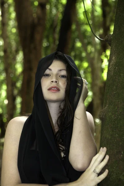 Chica sola en el bosque — Foto de Stock