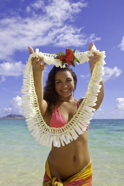Polynesiska skönhet på stranden — Stockfoto