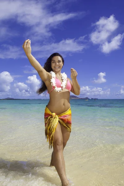 Beauté polynésienne à la plage — Photo