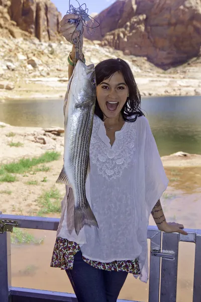 Chica pesca en el lago powell — Foto de Stock