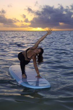 Yoga bir paddle kurulu yapıyor kadın