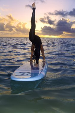 Yoga bir paddle kurulu yapıyor kadın