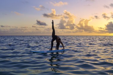Yoga bir paddle kurulu yapıyor kadın
