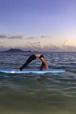 Yoga bir paddle kurulu yapıyor kadın