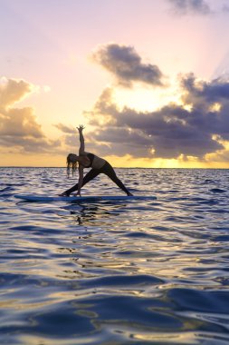 Yoga bir paddle kurulu yapıyor kadın