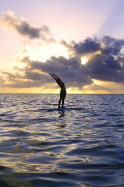 Yoga bir paddle kurulu yapıyor kadın