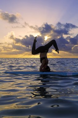 Yoga bir paddle kurulu yapıyor kadın