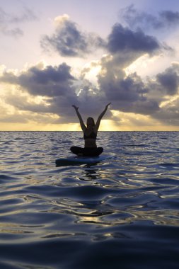 Yoga bir paddle kurulu yapıyor kadın