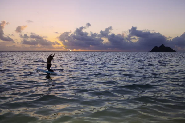 Yoga bir paddle kurulu yapıyor kadın — Stok fotoğraf