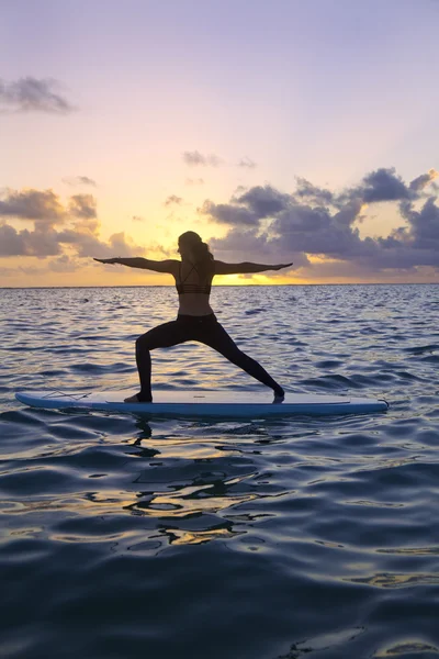 女人做瑜伽健身术对桨板 — 图库照片