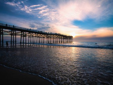 San Diego Pasifik Sahili 'nde gün batımı ve rıhtım