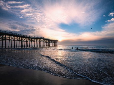 San Diego Pasifik Sahili 'nde gün batımı ve rıhtım