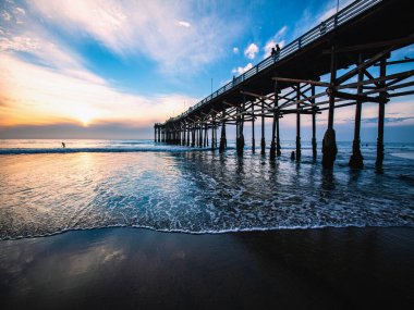 San Diego Pasifik Sahili 'nde gün batımı ve rıhtım