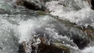 dağlarda dere
