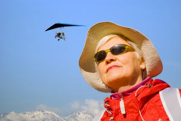 Frau in der Natur — Stockfoto