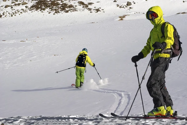 Turist ski bergen i bakgrunden — Stockfoto