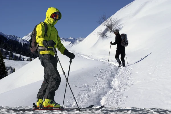 Touristische Skiberge im Hintergrund — Stockfoto