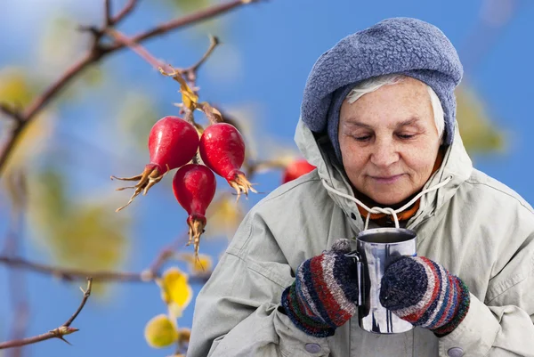 açık havada sıcak çay içme kadın