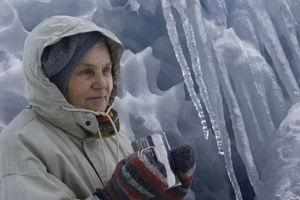 Woman drinking hot tea outdoors — Stock Photo, Image