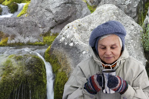 Woman drinking hot tea outdoors — Stock Photo, Image