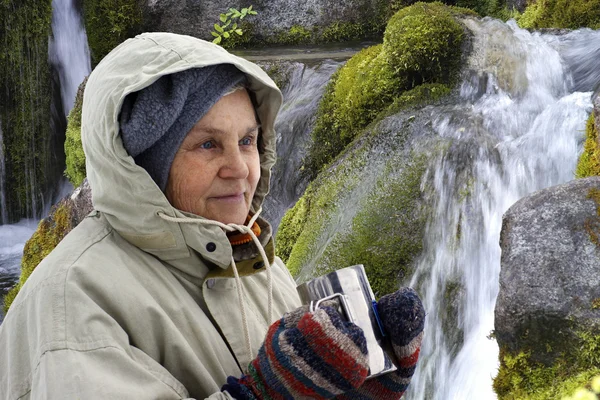 Woman drinking hot tea outdoors — Stock Photo, Image