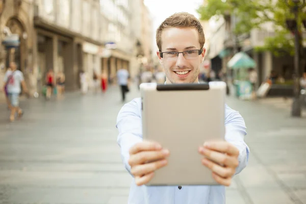 Uomo sorridente tenere tablet computer sulla strada urbana — Foto Stock