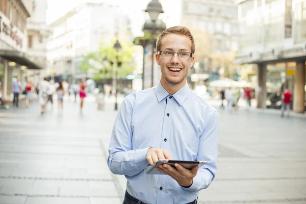Красивые мужчины с планшетным компьютером на городской улице — стоковое фото