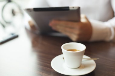 adam haberleri motning tablet bilgisayarda okuma