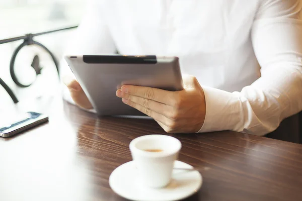 Mann mit Tablet-Computer liest Nachrichten am Steuer — Stockfoto