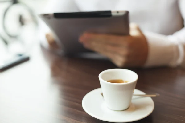 Homem lendo notícias em Motning no computador tablet — Fotografia de Stock