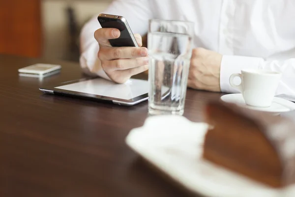 Geschäftsmann auf Kaffeepause in Restaurantbetrieb — Stockfoto