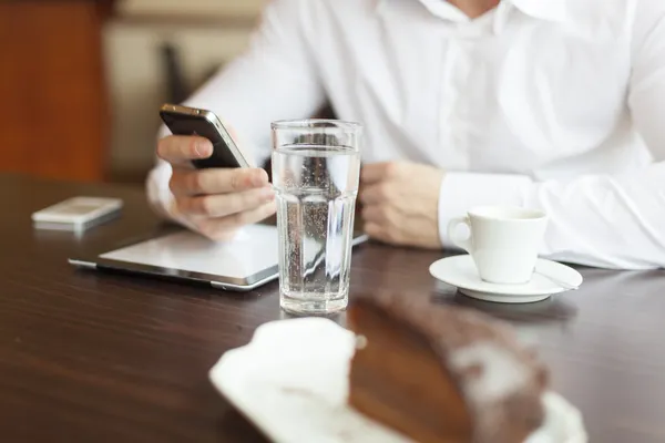 Kaffepaus med Tablet PC och smartphones — Stockfoto
