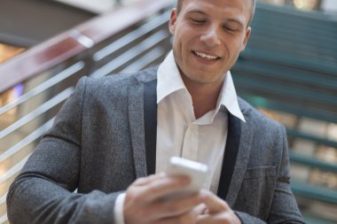 işadamı smartphone, iş kurma Inte iyi haberleri okuyun