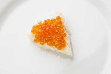 küçük sendwich büyük tabak havyar ile