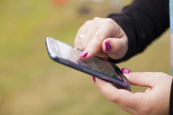 Akıllı telefon ellerinde. — Stok fotoğraf