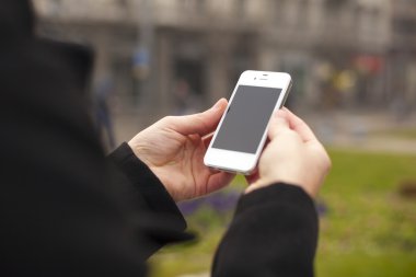 Cep telefonu ellerinde.