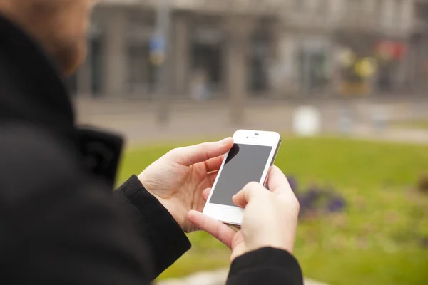 Cep telefonu ellerinde. — Stok fotoğraf