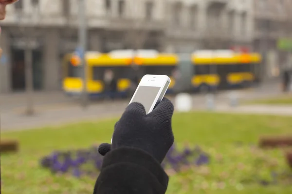 Smartphone à la main avec gants — Photo