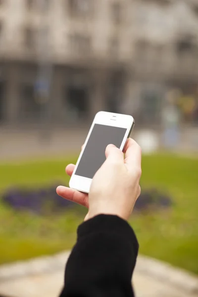 Mobiele telefoon in handen — Stockfoto