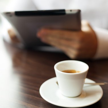  Kahve fincanı. Adam haber Cafe Tablet bilgisayarda okuma