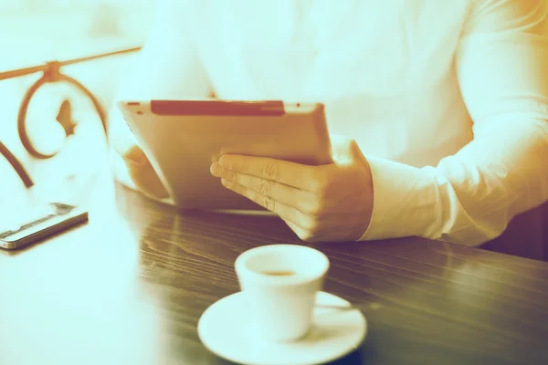 Kaffee und Tablet-Computer - Mann liest Nachrichten am Steuer — Stockfoto