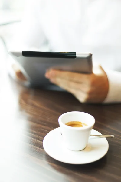 Hombre con la computadora de la tableta y la taza fo caffee noticias de lectura en motni —  Fotos de Stock